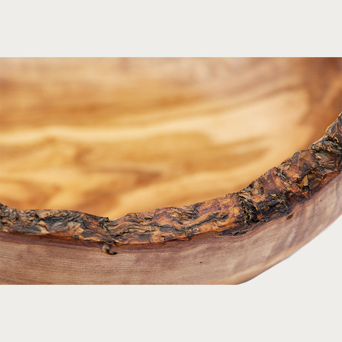 Detalji izrade na rustičnoj činiji od maslinovog drveta.