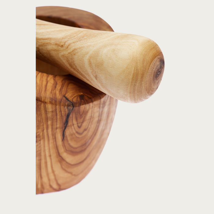 Pogled izbliza na tučak od maslinovog drveta sa jedinstvenim detaljima.