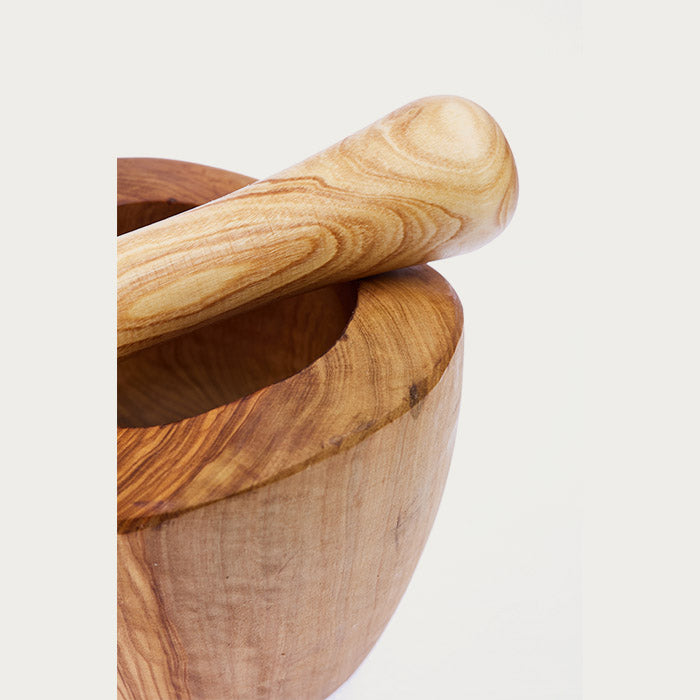 Avan i tučak od maslinovog drveta, sa fokusom na detalje.