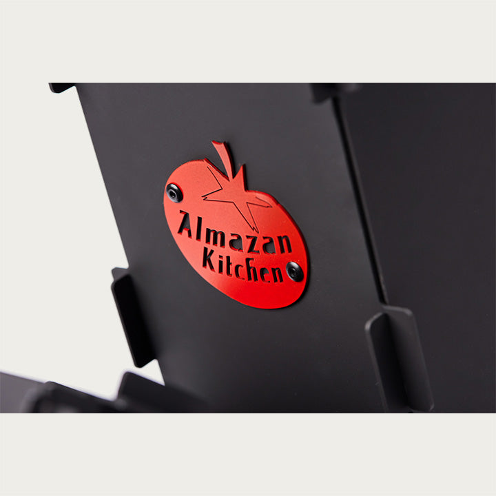 Almazan Kitchen logo na raketnoj peći.