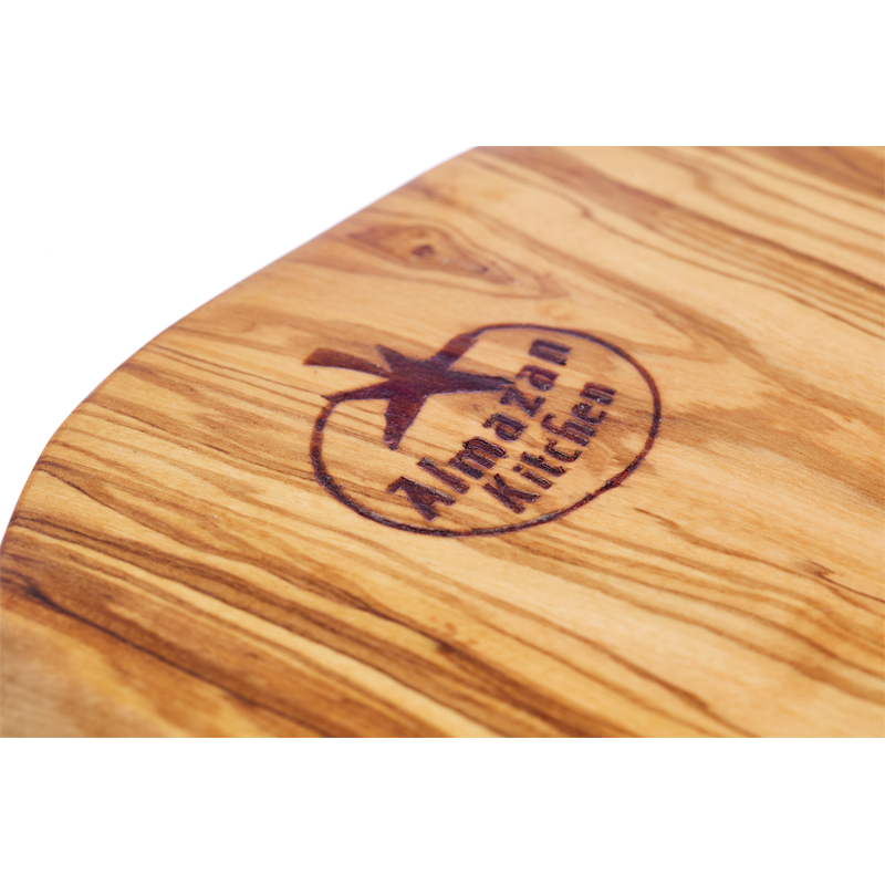 Almazan Kitchen logo na drvenoj dasci za sečenje.
