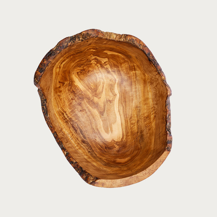 Rustična činija od maslinovog drveta na beloj pozadini. 