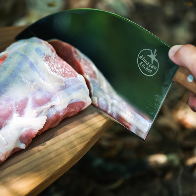 Osoba koristi Almazan Kitchen Steak Nož za sečenje mesa.