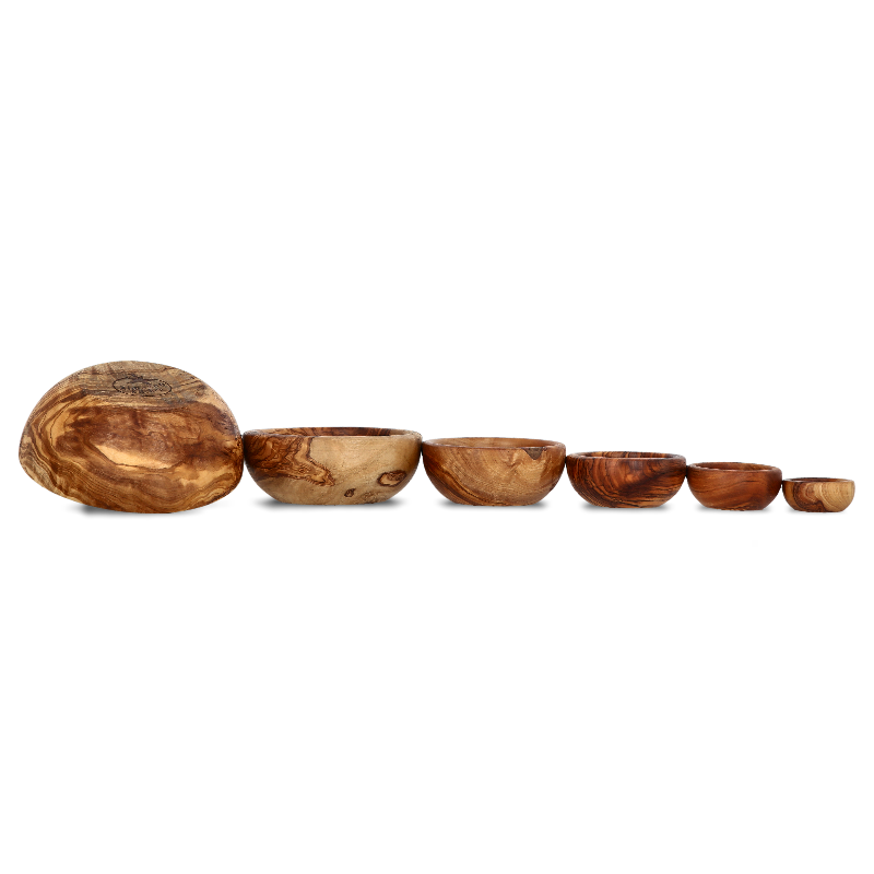 Set činija od maslinovog drveta poredanih jedna do druge sa najvećom okrenutom naopako