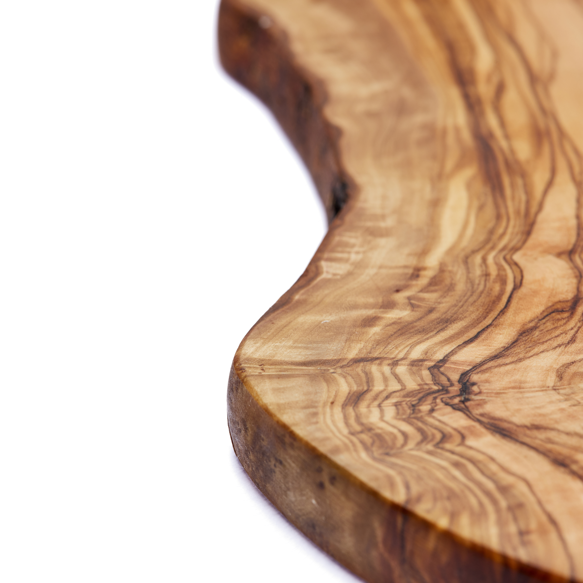 Drvena daska za sečenje sa fokusom na jedinstvene detalje drveta.