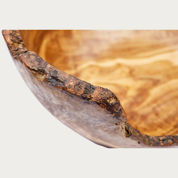 Detalji izrade na rustičnoj činiji od maslinovog drveta.