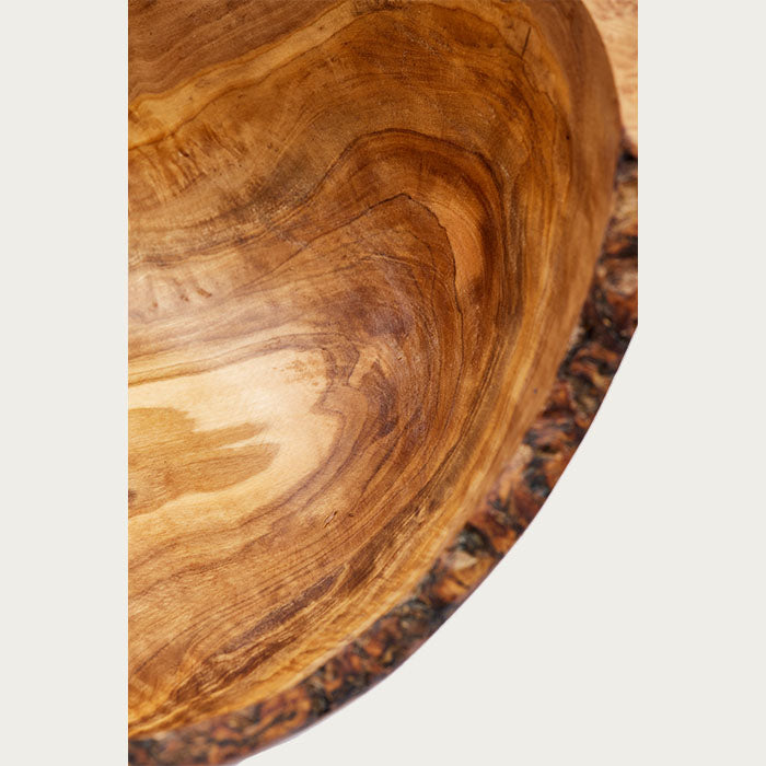 Detalji izrade na rustičnoj činiji od maslinovog drveta. 