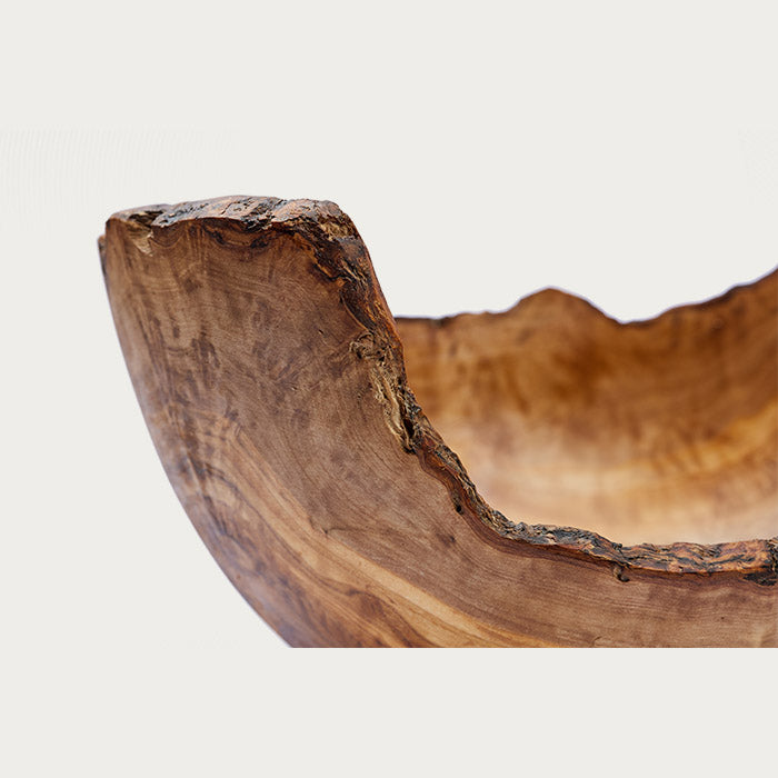 Detalji izrade na rustičnoj činiji od maslinovog drveta. 