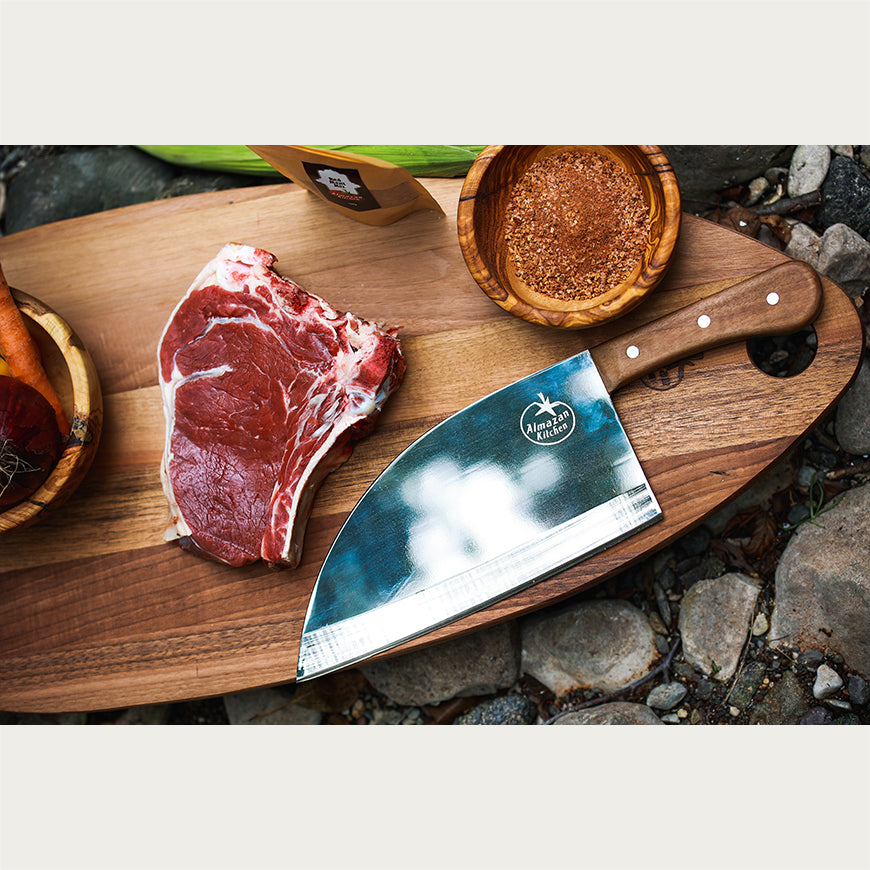 Almazan Kitchen Steak Nož, odrezak i začini na dasci za sečenje. 