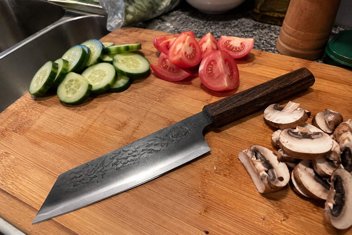 Kiritsuke nož na kuhinjskoj dasci sa povrćem