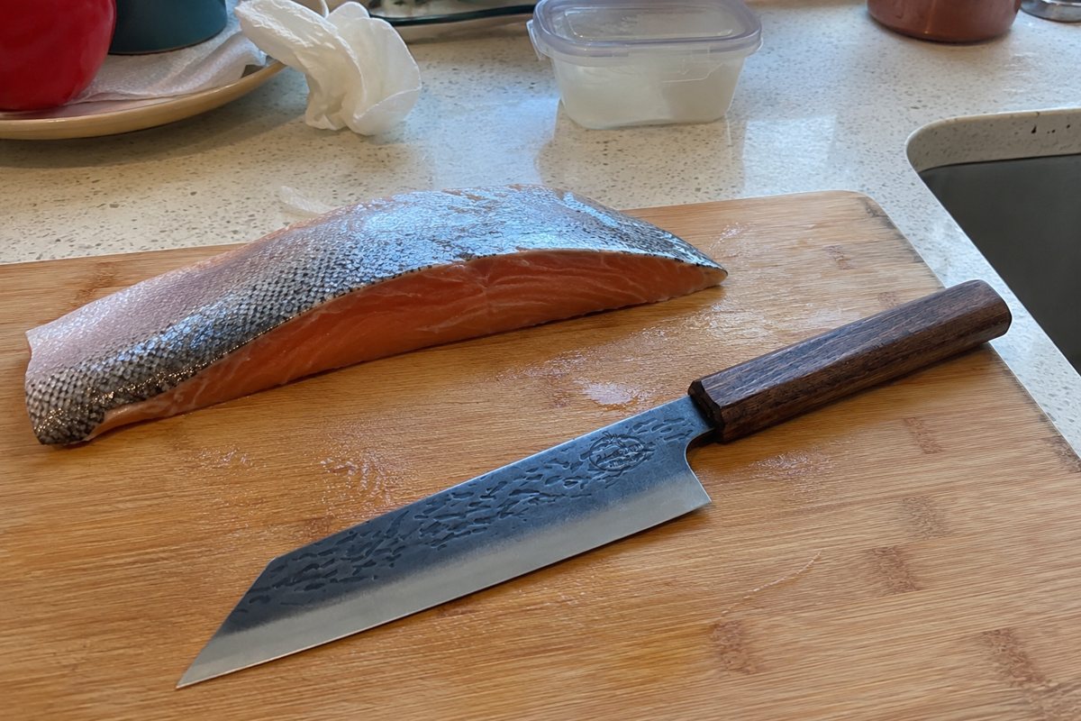Kiritsuke nož uz file ribe na dasci