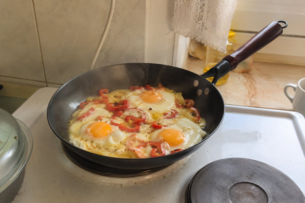 Tiganj sa jajima i paprikama na šporetu